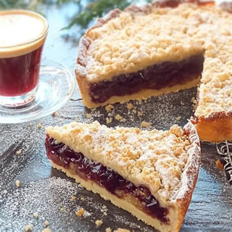 Omas Kirschkuchen mit Pudding: Schichten (Boden, Pudding, Kirschen, Streusel) als Infografik