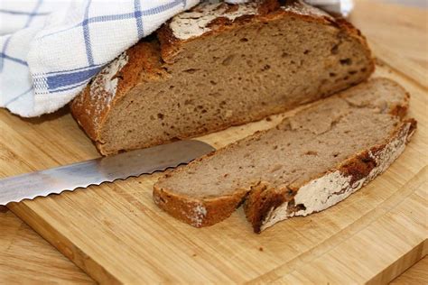 Omas Latwerge auf knusprigem Bauernbrot zum Frühstück