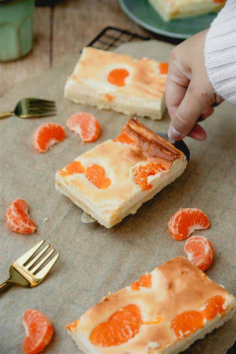 Omas Mandarinen-Käsekuchen appetitlich angerichtet mit Mandarinenstücken als Dekoration