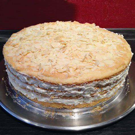 Omas Sauerrahm-Torte mit Creme und Mandelkruste