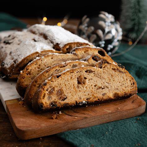 Omas Stollen mit dicker Puderzuckerschicht