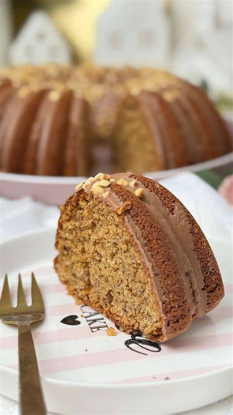 Omas traditionellen Nusskuchen mit Nougatstücken im Gugelhupf