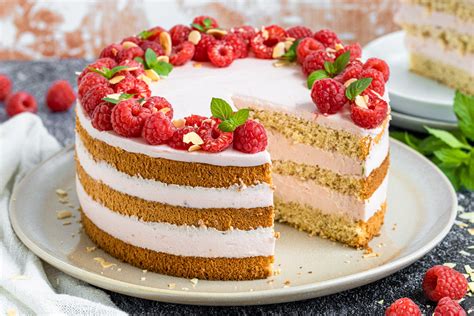 Ombrè-Torte Anschnitt mit violetten Böden und Mascarponecreme
