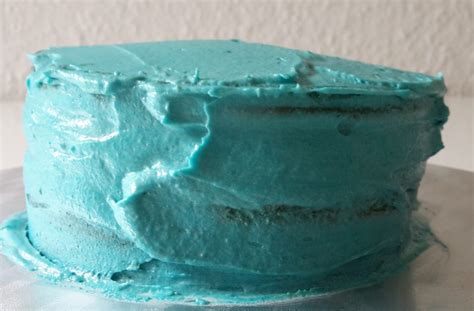 Ombré blauer Kuchen mit Heidelbeer-Deko