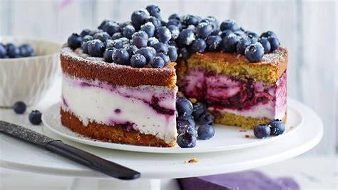 Ombré-Blautöne Torte mit Heidelbeeren