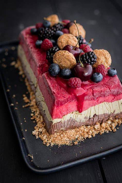 Ombre Eistorte mit frischen Früchten und knusprigen Keksen