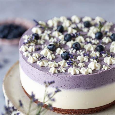 Ombre-Dekor und Heidelbeer-Drip auf Torte