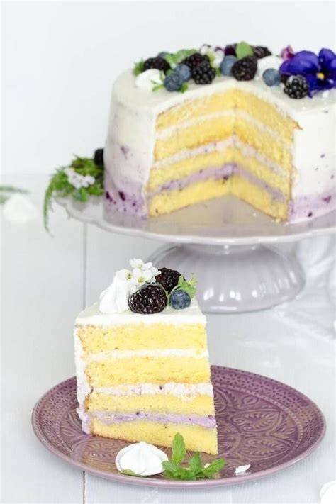 Ombre-Torte mit Heidelbeeren im Anschnitt, mehrere Cremeschichten