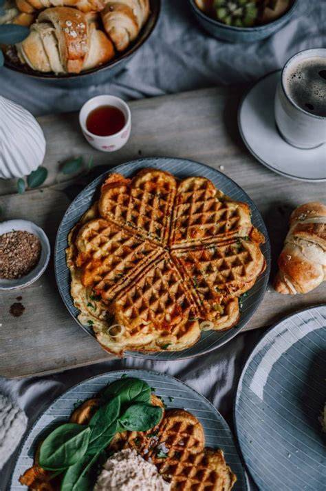 Omelette-Waffeln und Quarkhörnchen auf einem Frühstücksbrett