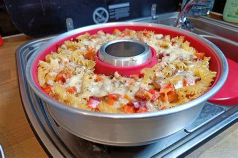 Omnia Backofen auf einem Wohnmobilherd beim Backen