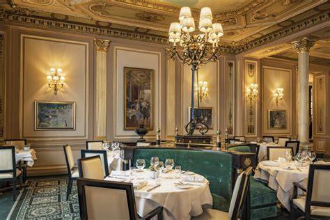 Opéra Garnier bei Nacht mit Café de la Paix