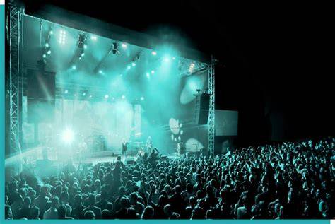 Open Air Konzertstimmung: Bühne und Publikum