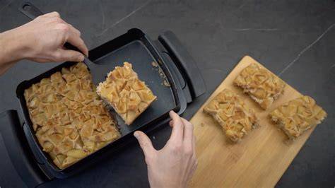 OptiGrill mit Backschale, Zutaten für Apfelkuchen, vorbereitete Apfelspalten