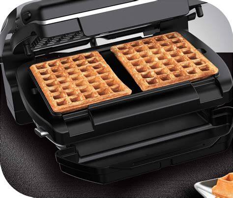 OptiGrill mit eingesetzten Waffelplatten und angerichteten süßen sowie herzhaften Waffeln