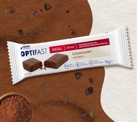Optifast Riegel Schoko neben Wasser und Maßband