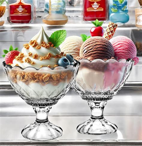 Opulent arrangierter Eisbecher 