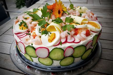 Opulente schwedische Brottorte (Smörgåstårta) mit Gemüse-Deko