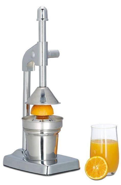 Orangen, Puderzucker, Saftpresse und Schüssel - Zutaten für Orange-Glasur