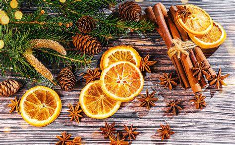 Orangen, Zimtstangen und dunkle Schokolade - Moodbild für winterliche Desserts