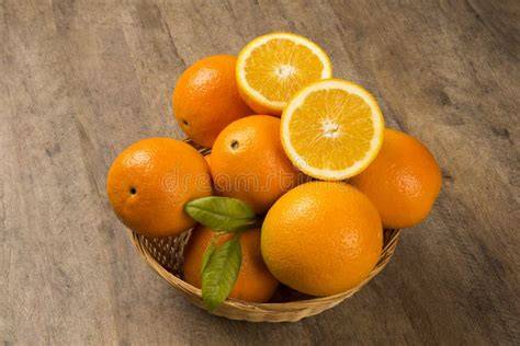 Orangen und Apfelsinen im Korb