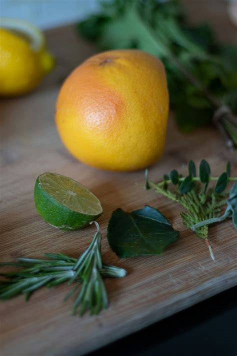 Orangen und Gewürze auf Schneidebrett
