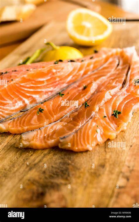 Orangen und Granatäpfel auf Schneidebrett, Filets und Kerne bereit