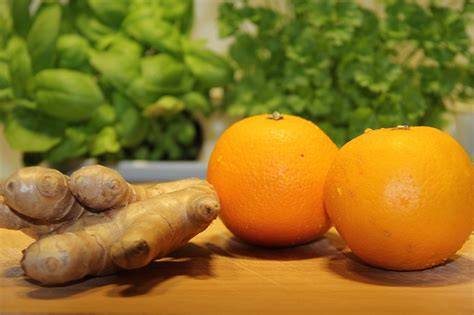 Orangen und Ingwer auf Holzbrett