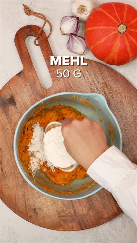 Orangen und Kürbis auf Brett, gewürfelt