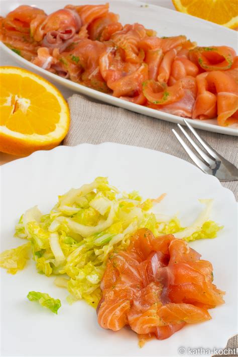 Orangen und Lachs auf Schneidebrett