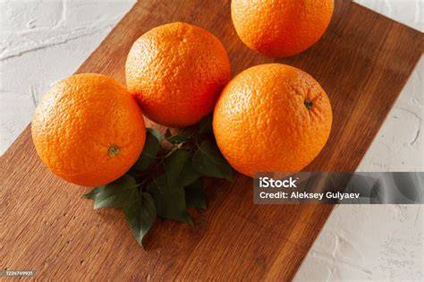 Orangen und Lebkuchen auf einem Holzbrett