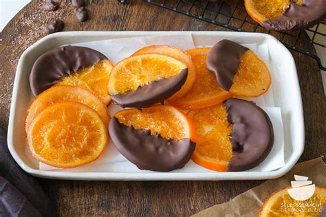 Orangen und Schokolade auf Schneidebrett