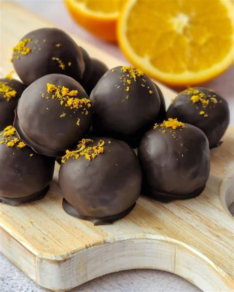 Orangen- und Walnuss-Marzipan Pralinen dekoriert