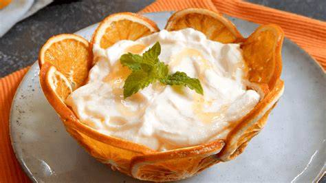 Orangen-Campari-Parfait mit Orangenscheiben am Schüsselrand