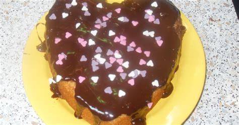 Orangen-Herzkuchen in hellen Pastellnuancen