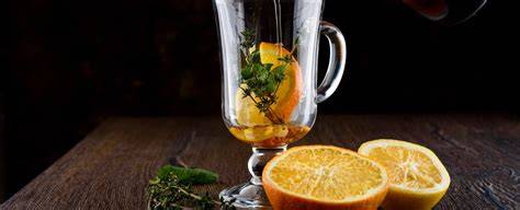 Orangen-Ingwer-Limonade mit Thymian im Krug