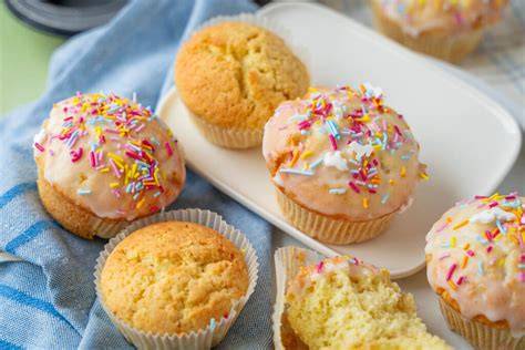 Orangen-Lebkuchen-Muffins verziert mit Schokoladenherzen und Streuseln