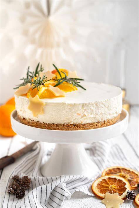 Orangen-Marzipan-Käsekuchen dekoriert