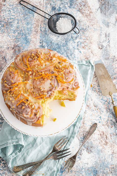 Orangen-Marzipanschnecken auf Teller