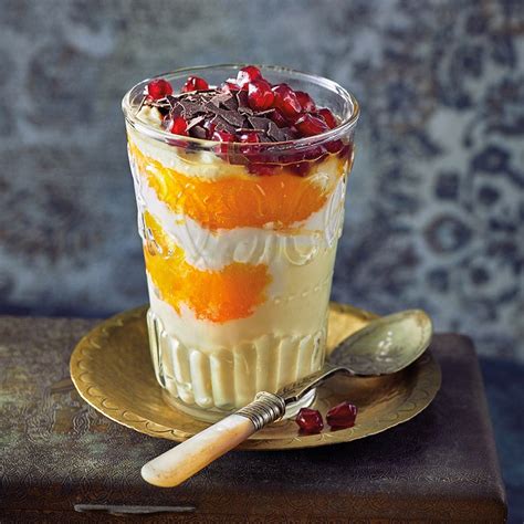 Orangen-Skyr-Trifle geschichtete Gläser