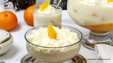 Orangen-Trifle in Glas mit Cookies und Sahne geschichtet
