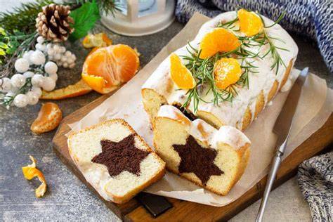 Orangenbiskuit Dreiecksschnitten mit Zuckerguss und Orangendeko