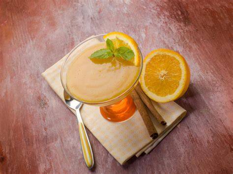 Orangencreme im Glas mit Minzblatt