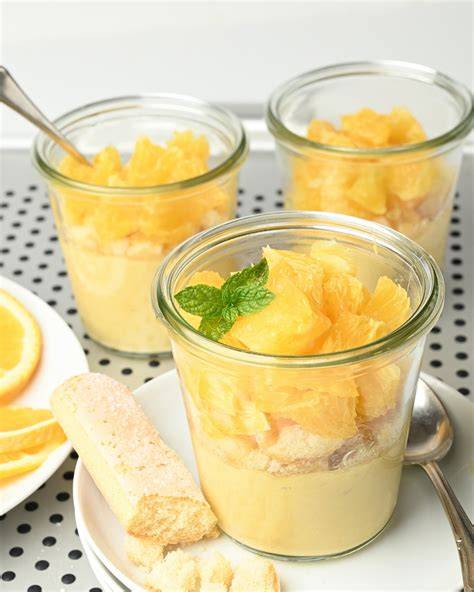Orangendessert im Glas mit Minzblatt und Orangenfilets
