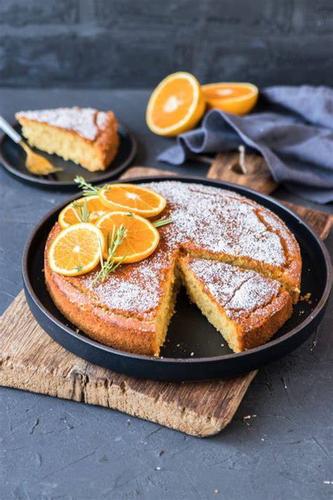 Orangenfilets auf Polenta Kuchen dekoriert