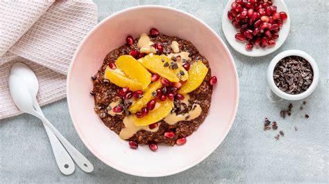 Orangenfilets und Cashewmus über Kakao-Porridge