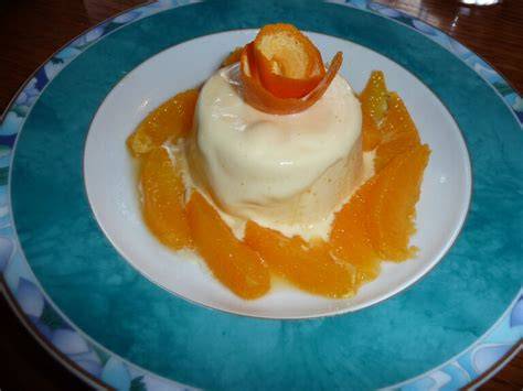 Orangenfilets und Parfait auf einem Teller