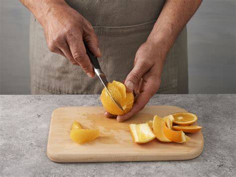 Orangenfilets und Zesten auf einem Brett