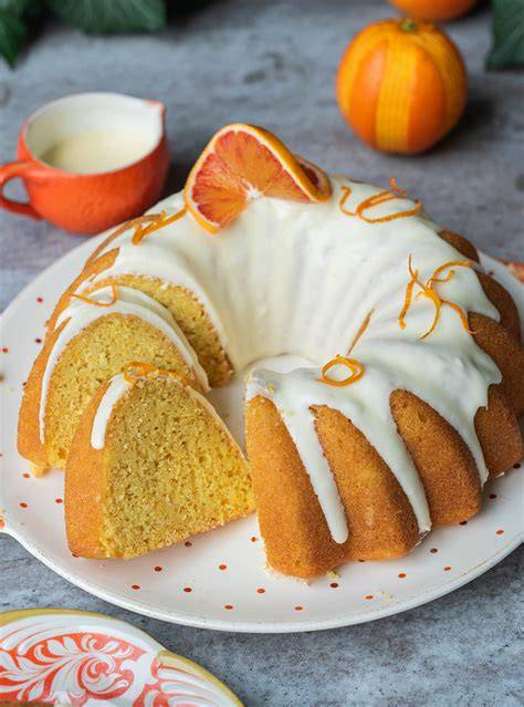 Orangenguss mit Puderzucker und Orangensaft