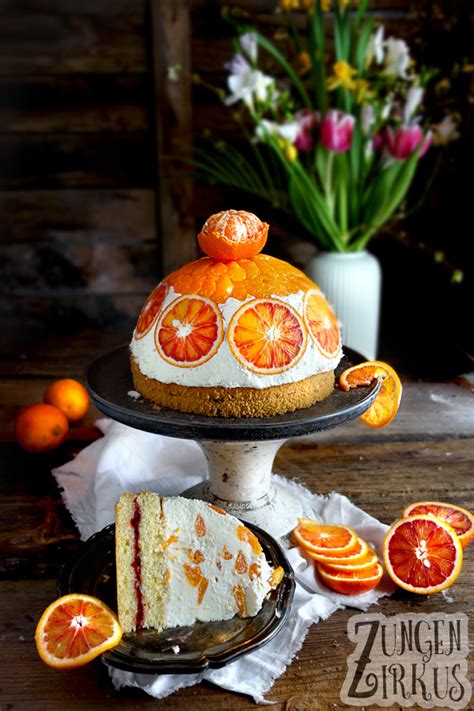 Orangenhälften gefüllt mit Quarksahne und Minzblatt