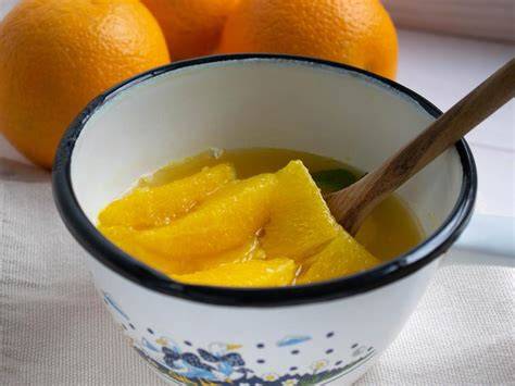 Orangenkompott mit Orangenfilets in Dessertgläsern